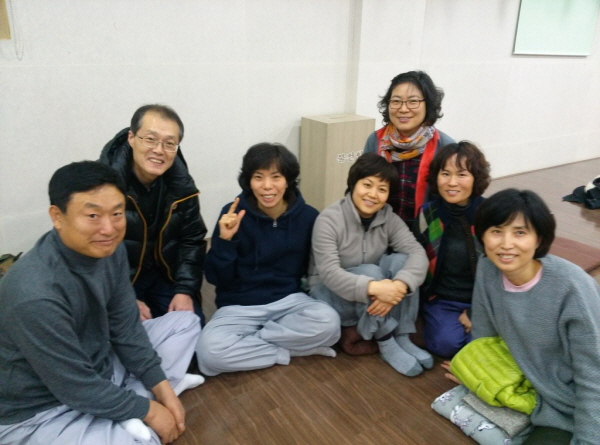 법회 시작 전 담소를 즐기는 도반들. 편한 복장으로 가볍게 시작합니다~~
