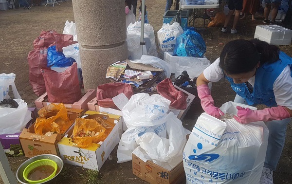 2019년 안산 태국 쏭크란 축제에서 쓰레기 분리수거 중인 봉사자