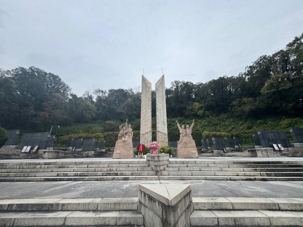 항공 영웅들의 희생을 기억하고 평화와 국제우호를 기리는 기념탑