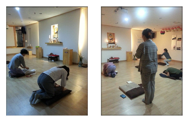 경건한 마음으로 새벽 예불을 합니다.