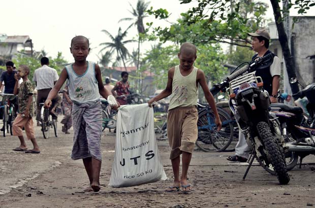 미얀마 싸이클론 피해지역 지원한 쌀을 받고 가는 아이의 모습