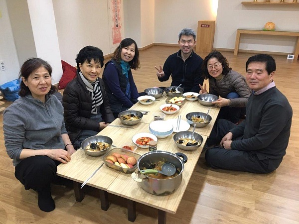 왼쪽부터 김미진, 김서현, 박용숙, 문영술, 김태희, 이경수님. 우리 모두 강북법당의 기둥입니다.