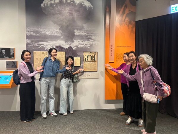 영국식민지 홍콩을 점령한 일본군은 1945년 8월 15일 패망하여 홍콩은 영국의 통치가 재개되었다