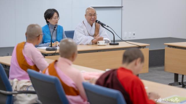 “정토회는 왜 승복을 입거나 머리를 깎은 스님이 없을까요?”