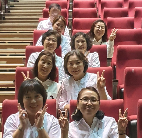 법륜스님과 함께하는 ‘행복한 대화’ 강연 봉사에서 서민자 님(앞줄 맨 오른쪽)