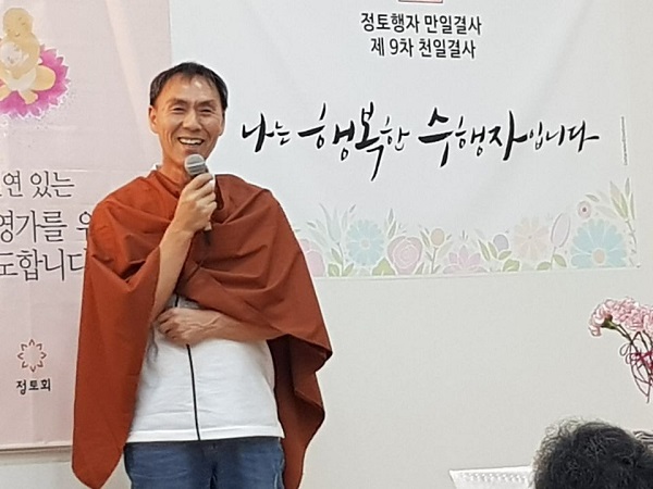 불교대학 졸업 갈무리 때 소감문 발표하는 강종윤 님