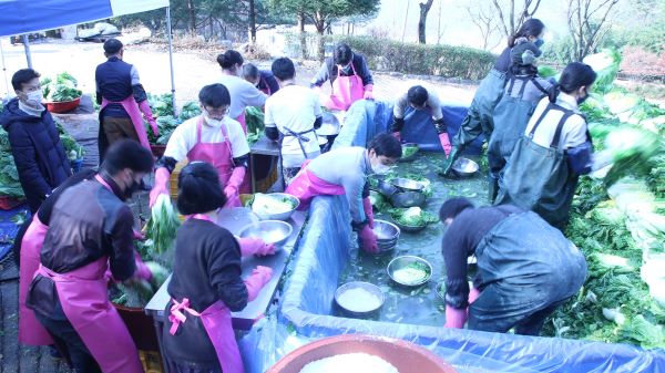 배추절임 풀에서 배추절이기 작업중인 유영근 님(제일 왼쪽 마스크 착용)