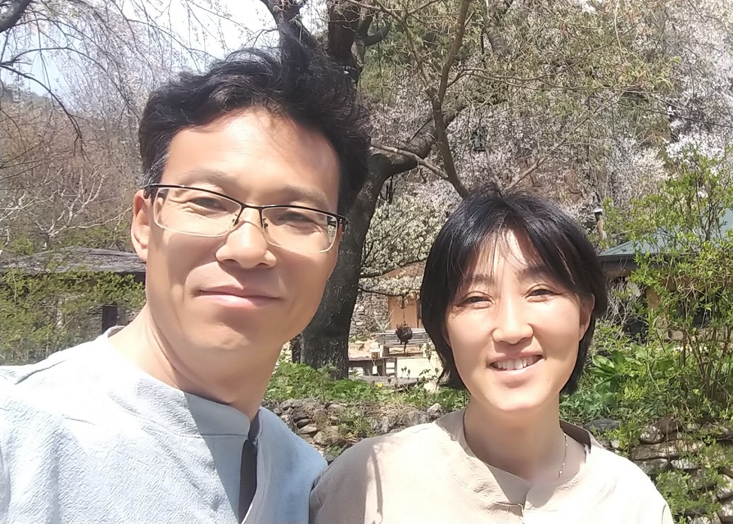 2020년 어느 봄날, 부인 박상미 님(파주법당)과 함께
