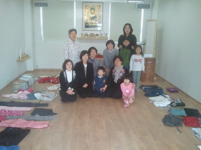 아나바다 장터를 풍성하게 만들어 주신 안순자, 오정민, 권유정, 김영주, 조병희, 이삼남 보살, 그리고 동화책 구경하느라 신이 난 아이들과 함께