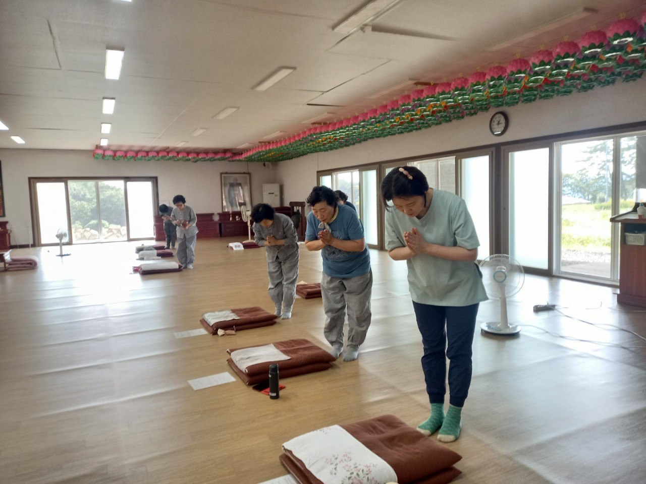 경주 천룡사지에서 평화 통일발원 기도, 목탁 든 사람이 김성순님