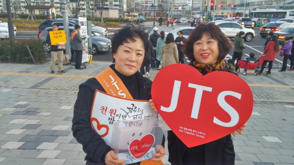 가을불교대(왼쪽)과 봄불교대(오른쪽)의 만남! 아직은 어색하다며 수줍게 웃으시네요. 괜찮아요~ 처음엔 다 그래요~♬