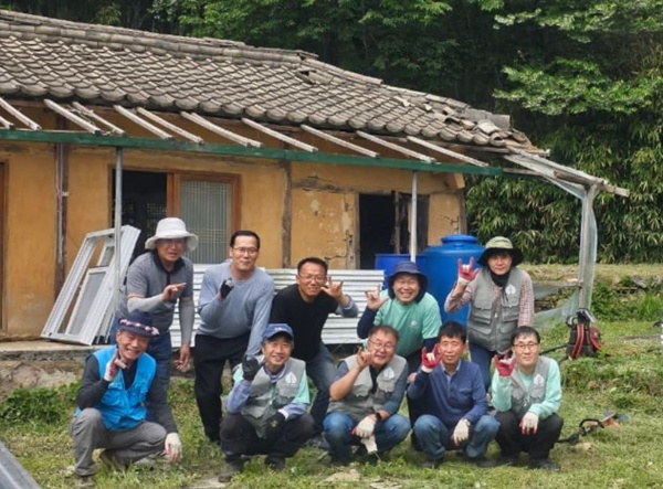 2025. 5. 천룡사 초가집 보수작업 (아랫줄 왼쪽 첫 번째 정종석 님) 2025. 5. 천룡사 초가집 보수작업 (아랫줄 왼쪽 첫 번째 정종석 님)