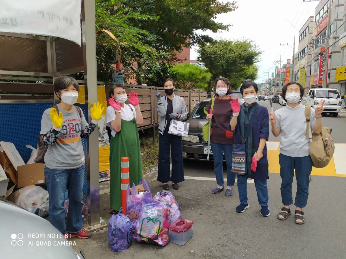 경전반 환경교육 후 팀별봉사중에(왼쪽 첫번째 서지우 님)