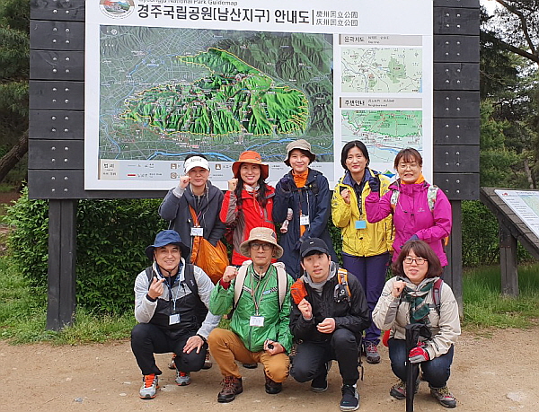 불교대학 남산순례 (앞줄 왼쪽)