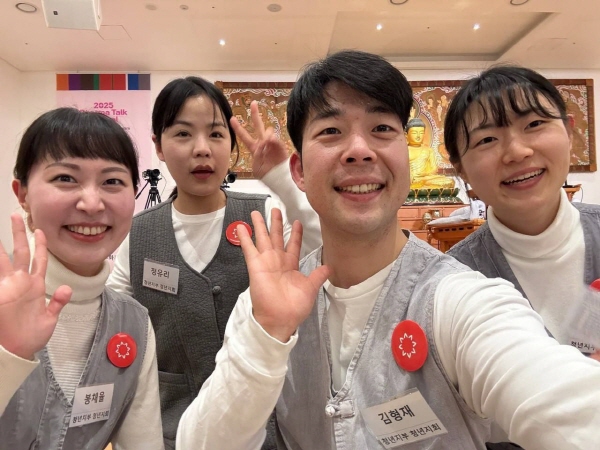 전법회원 수계식 중에(맨 오른쪽이 김경서 님) 전법회원 수계식 중에(맨 오른쪽이 김경서 님)