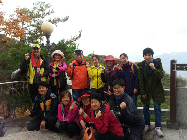 봄불교대학 도반들과 가을사찰순례 망월사에서 한 컷! 앞줄 가운데가 권상민 보살님 [마산정토회 거제법당]