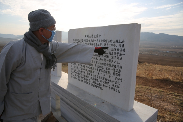 ‘5,500년 전’ 이라고 적힌 부분을 가리키고 있는 스님.