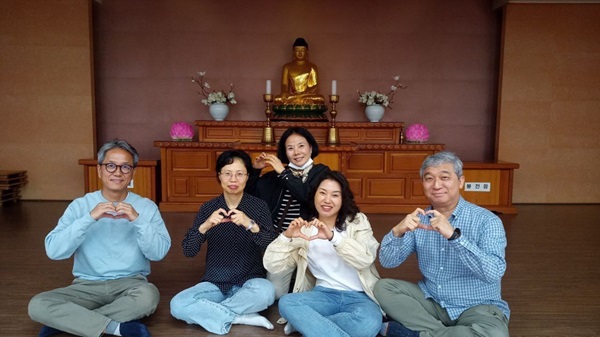 불교대학 학생들과 함께(뒷줄 가운데가 최윤영 님) 불교대학 학생들과 함께(뒷줄 가운데가 최윤영 님)