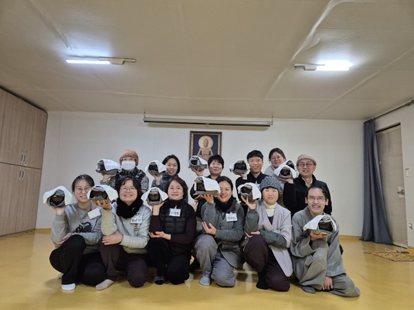 바라지장 회향 날 발우 들고 기념 사진(앞줄 맨 왼쪽이 이은옥 님)