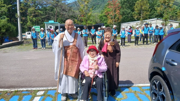 왼쪽부터 법륜스님, 김임순 원장님, 송우정 대표이사님