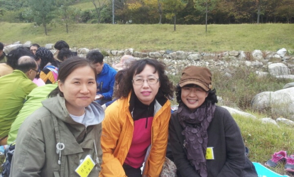 점심공양 시간에 물빛공원에서 만난 초심자 도반들, 좌측이 신은진 보살님