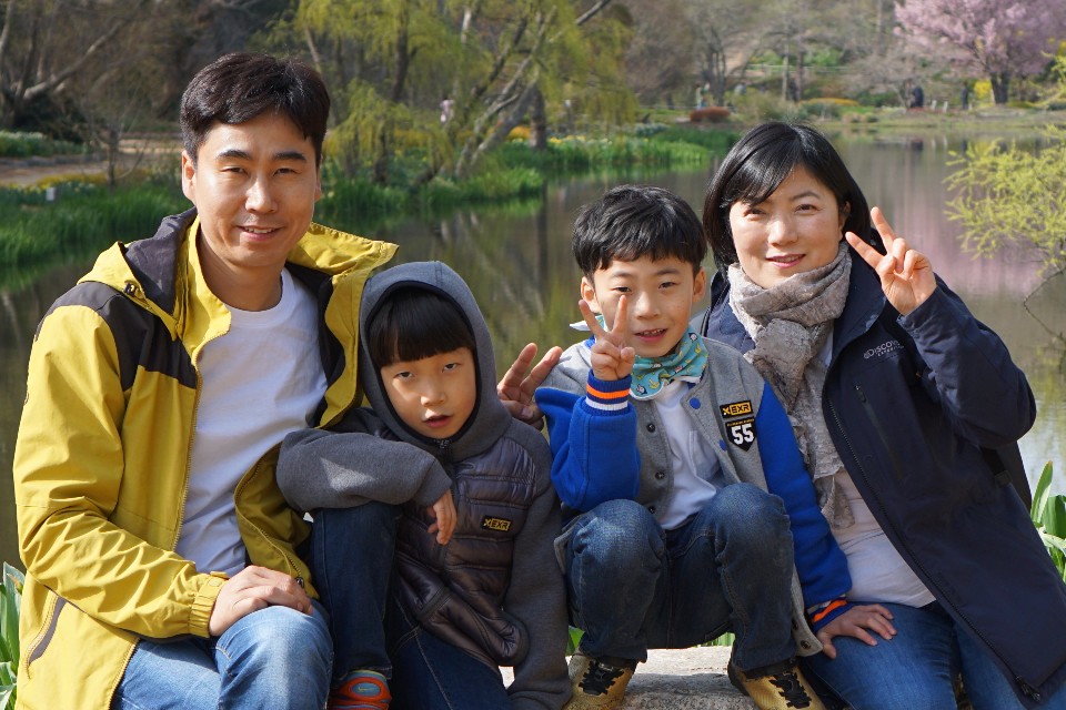 사랑하는 가족들과(맨 오른쪽 김현미님)