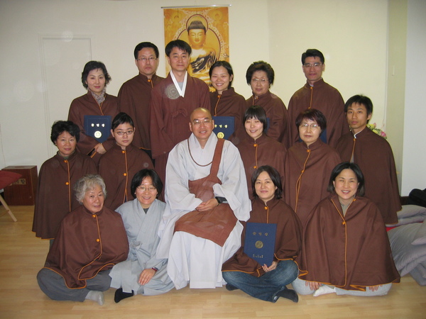 2007년 불교대학 졸업식에서 (두 번째 줄 오른쪽에서 두 번째)
