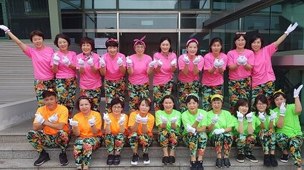 불교대학 졸업식에서 도반들과 함께 윤나은 님(앞줄 왼쪽에서 네 번째)