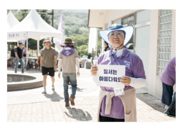 613만인대법회 내부 안내 봉사 중인 임란희 님