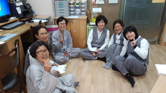 김포법당에서 도반들과 함께 (왼쪽 아래)