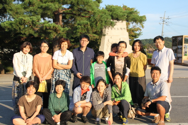 2014년 8월 임진각 통일기도 300배 정진 양천법당 도반들과 함께. 뒷줄 오른쪽에서 세 번째, 아이들과 함께 있는 이순진 보살님, 앞줄 오른쪽 첫 번째 김용수 거사님~^^