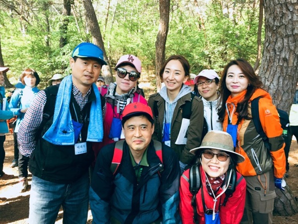 경주남산순례 중 도반들과 함께(윗줄 가운데)