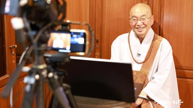 “결혼을 반대한 어머니에게 결혼 사실을 언제 말해야 할까요?”