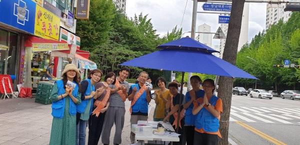 도반들과 함께 한 JTS길거리 모금(오른쪽부터 세 번째)