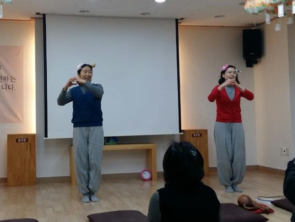 고경희 총무님과 함께한 시무식 공연 중 (오른쪽  임애림 님)
