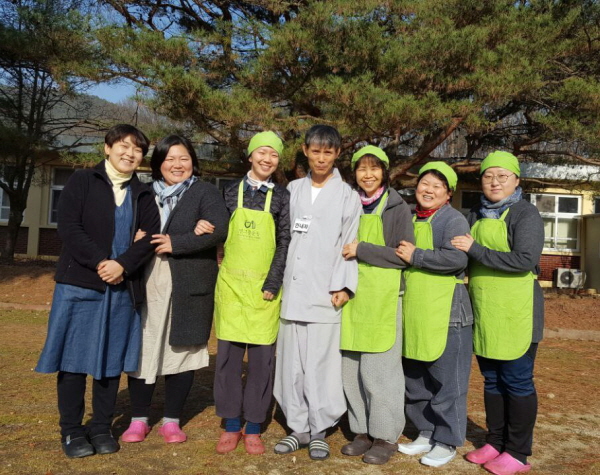 2015년 두북수련원 깨장 바라지 중 (왼쪽 두 번째, 성유경 님)