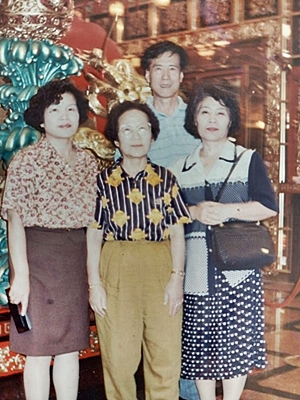 젊은 날 홍콩의 언니 가족과 어머니(맨 왼쪽 배영애 님)