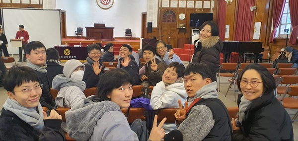 최재우 대신사 200주년 기념(맨 앞줄 오른쪽 세 번째가 황다복 님)