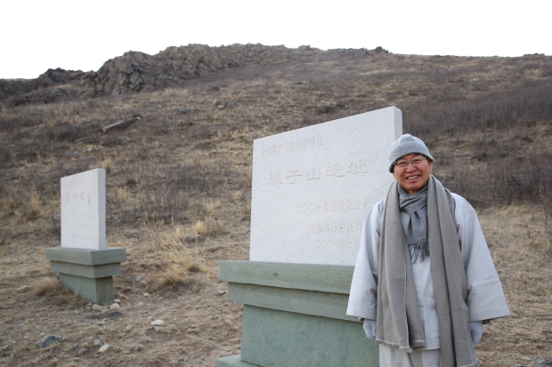 성자산 유지 비석 앞에서
