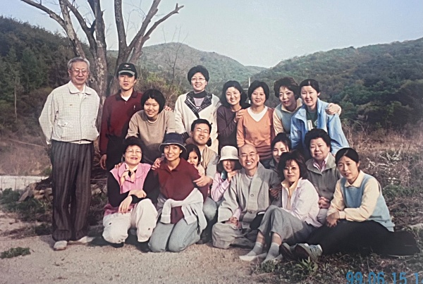 2002년 두북 탑곡수련원 풀뽑기 봉사(앞줄 왼쪽 두 번째 김경희 님)