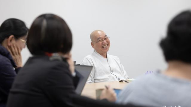 “행복은 먼 길 끝에 있을까요, 아니면 지금 돌아서면 될까요?”