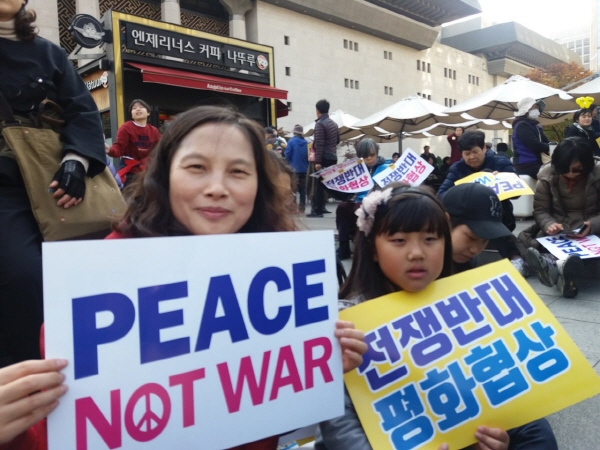 2017년 딸과 함께한 한반도 평화 촛불시위