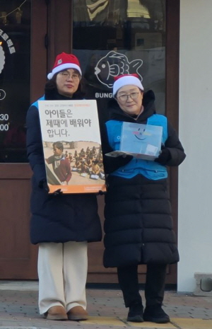 봉화 거리 JTS 홍보 활동(오른쪽이 박길자 님)
