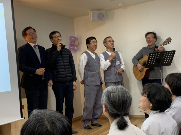 꽃중년 다섯분이 함께 보여준 ‘서현 거사 중창팀’의 노래공연