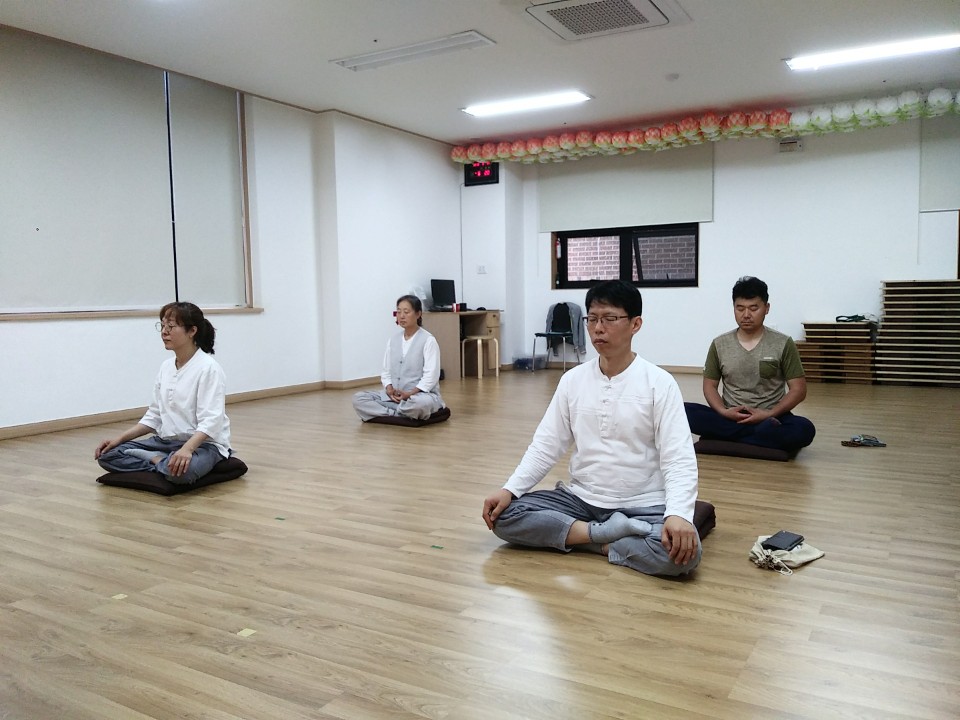 명상하는 도반들. 왼쪽 앞줄 조민경님 , 뒷줄 안봉진님, 오른쪽 앞줄 이강환님, 뒷줄 문병식님 