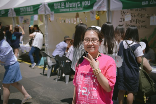 청춘콘서트 스텝으로 봉사하는 허향화님