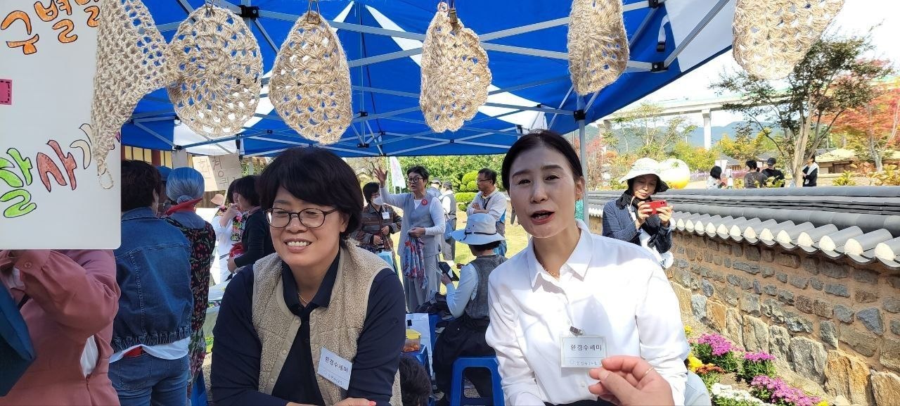 수수하게, 수줍은 미소가 예쁜 사람 (왼쪽부터 포항지회 정연숙 님, 정정숙 님) 수수하게, 수줍은 미소가 예쁜 사람 (왼쪽부터 포항지회 정연숙 님, 정정숙 님)