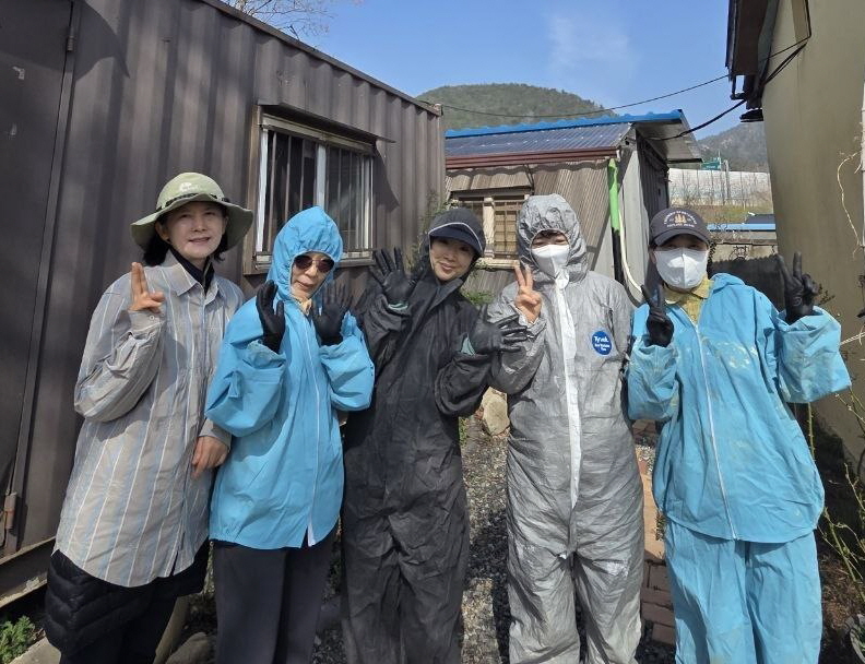 두호모둠 두북실천지에서 컨테이너 페인트칠 봉사 중에(가운데 박소항 님)