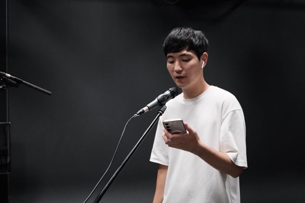 청년 붓다 홍보 영상 노래 녹음 중에 청년 붓다 홍보 영상 노래 녹음 중에