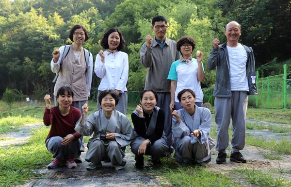 법사님, 도반들과 봉림사지에서(아랫줄 오른쪽 첫번째)